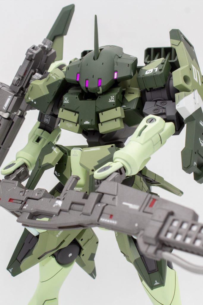 外装パーツでボリュームもあって00形ながらゴツいフォルムもカッコいいとても良いキットでした。