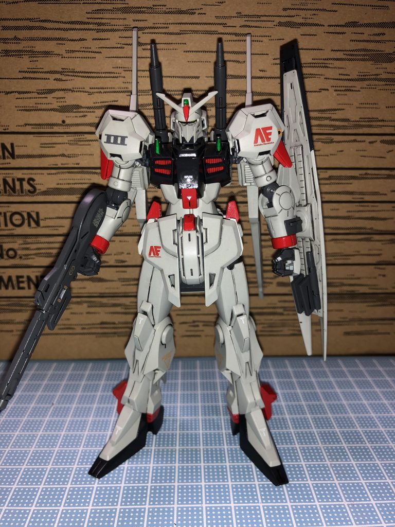真正面からです。前回作成しましたジムⅢと同じく、アナハイムエレクトロニクス傘下のPMC(民間軍事会社)所属の機体で、新装備の実験機という設定もあります。あとガンダムMk-Ⅲ7号機という設定もつけました。デカールは、実際の戦闘機などの兵器を参考にして貼りました。設定に矛盾が生じていたらスミマセン😅