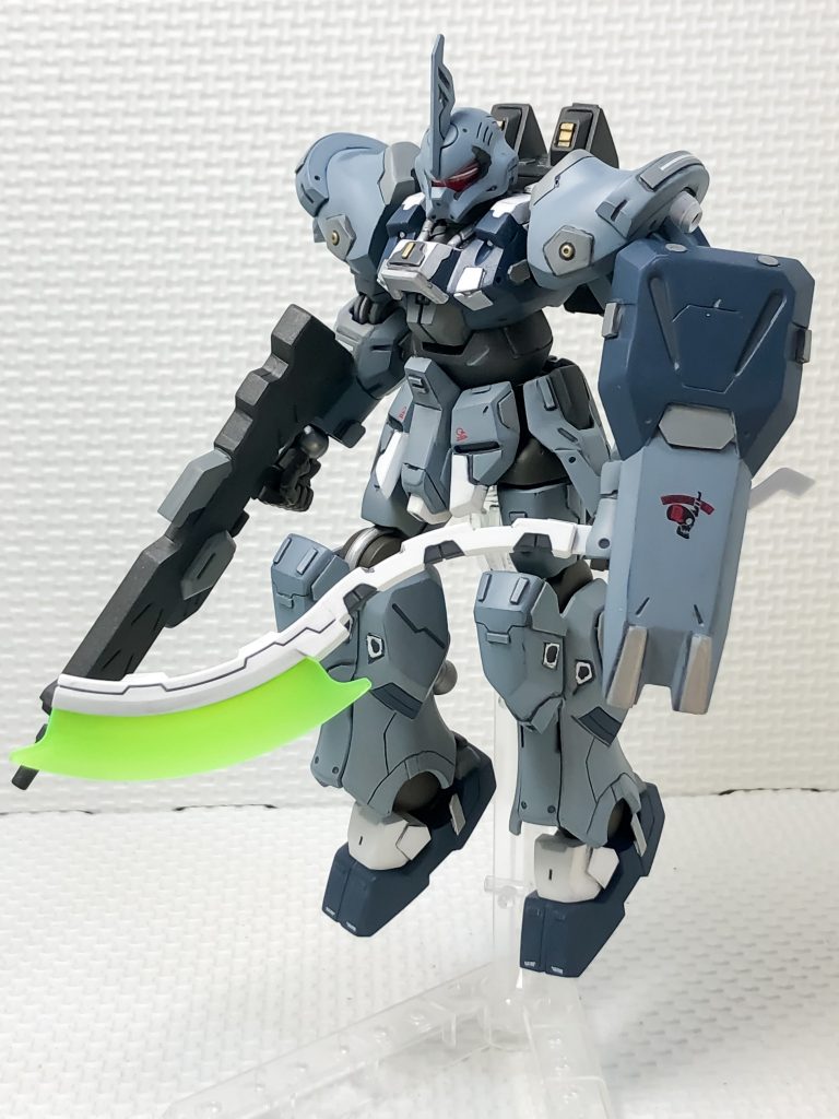 武器を構えての俯瞰図です。目のラインは、付属のシールを使用しています。余った物は、肩の追加部に使用しました。ディテールアップする上で今回は、鉄血のキマリス系統のディテールを参考にしています。