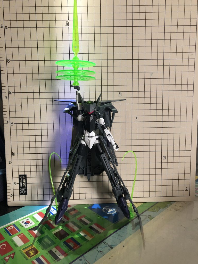 最終兵装: 終点へと至る光                                           : (フォトン・ピリオド)                              機体に内包する魔法エネルギーの約9割を使用し、前方に放つ事で大隊クラスを消滅させる必殺兵装である。この兵装の前兆として以下のような文言が周囲に流れる。     『Grave…  for you… この星の民よ、死に絶えよ… 異星の民よ、ことごとく無に帰れ… 栄光、招来 終点へと至る光(フォトン・ピリオド)!』