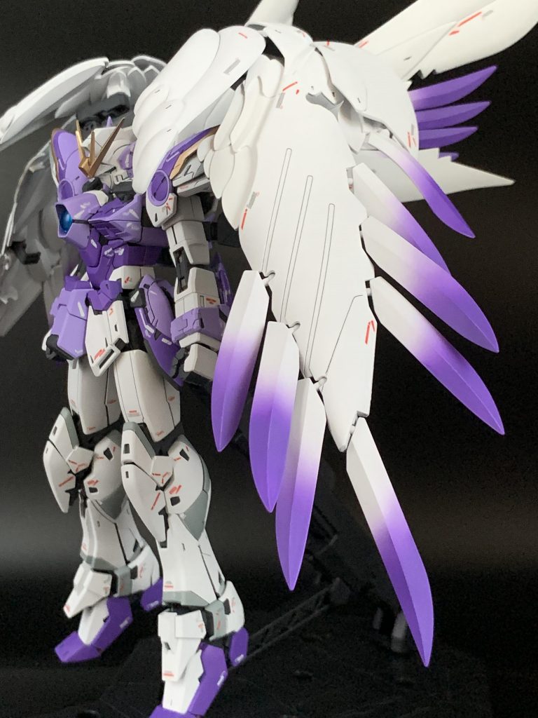 MGウイングガンダムゼロVer.Kaをカラー変更のみでストレート製作しました。 スノーホワイトをイメージしたのですが、思いの外ハッキリとした色合いになってしまいました。カラーレシピフレーム　メカサフスーパーヘヴィ白　アルティメットホワイト紫1  ラベンダー紫2  マイザーパープル金　EXゴールドトップコート　スーパースムースクリアトップコート以外はガイアノーツで統一しました。