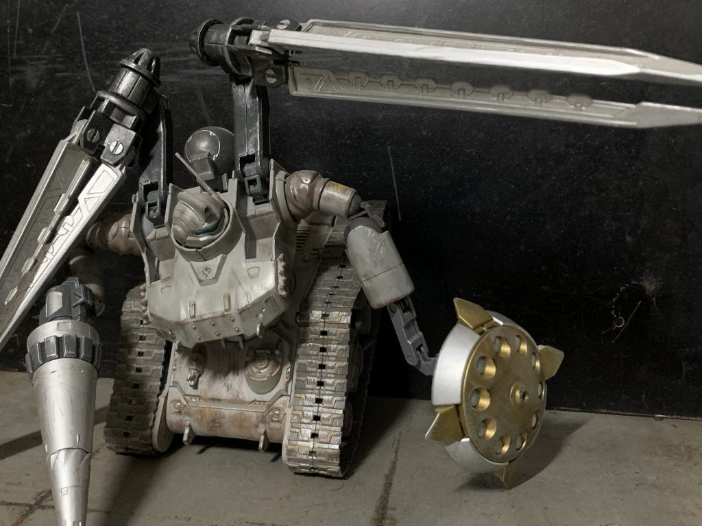 粒子砲やシールドはフレキシブルに可動する為、地形を利用して身を隠しながら射撃を行うことが出来る。…戦車が坂を利用して無理矢理俯角を付けて砲撃する、みたいなポーズを撮りたかった写真。正直可動域が広すぎて棒立ちから360°どこにでも撃てるんですよね…トミーさんは偉大。