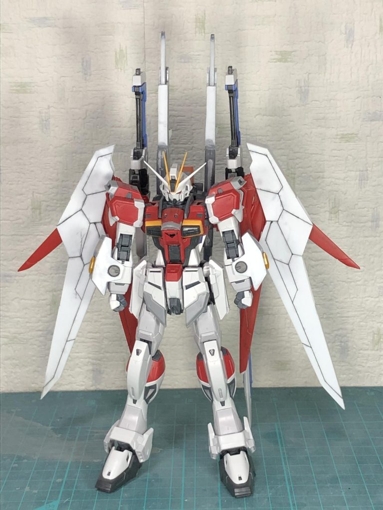 サフ前正面翼は赤いパーツはデスティニーので、白い方はプラ板です