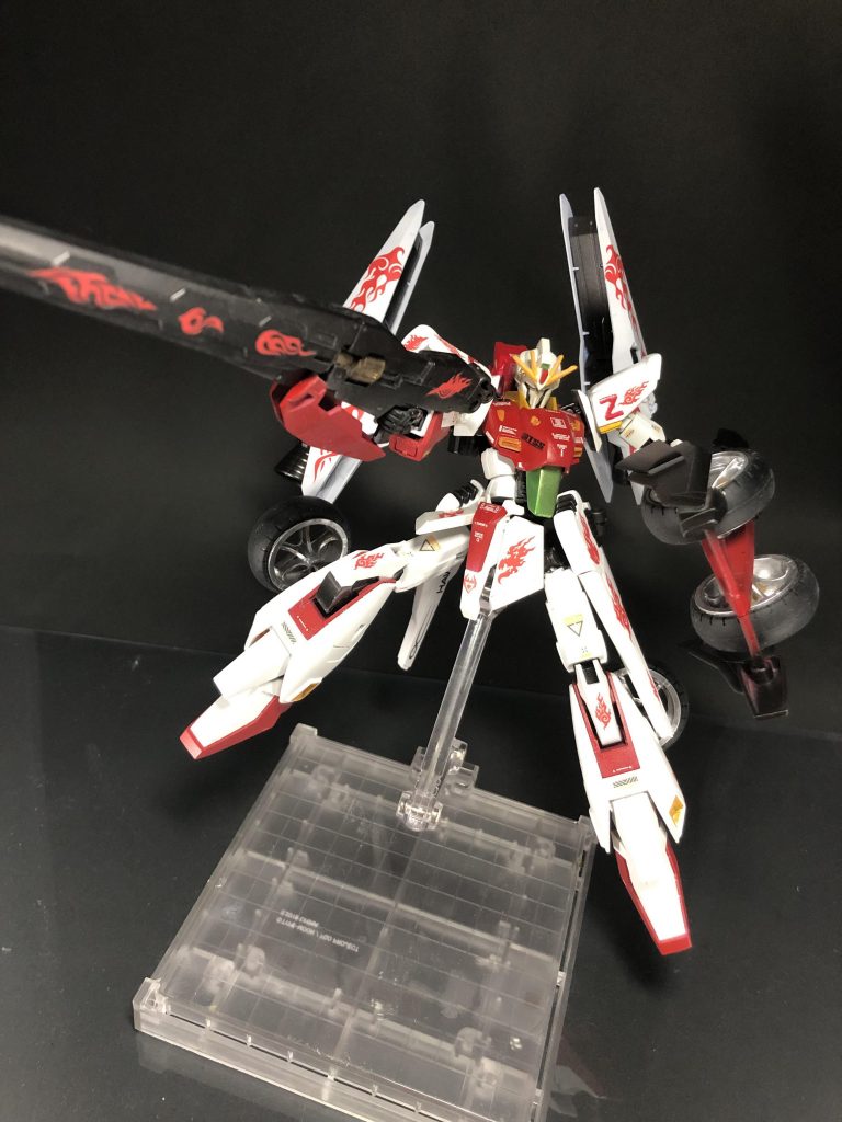 そして可変の恩恵もありましてかなり自由なポージングが取らせれる！   と思ったのですが如何せん強度にバラつきがあるのと見た目以上に武装がごちゃごちゃしてるのであまり派手なポージングは取らせれません……ただ最低限のポージングは取らせれるので良かったかなぁと。