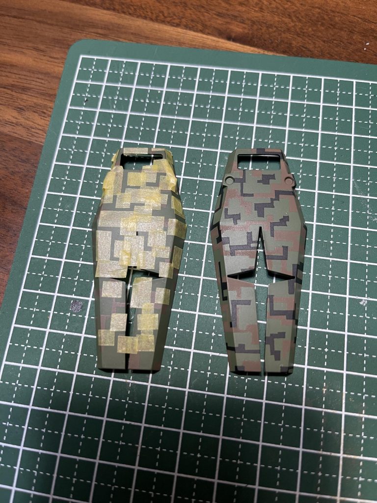 ベースに濃いめのグリーンを吹いて、ひたすらマスキングしていきました