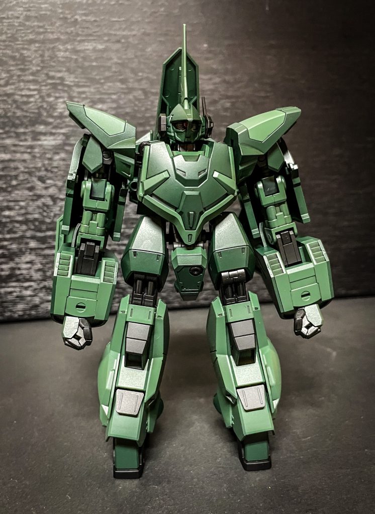 正面本機はアッシマーの予備パーツを使用してコストを抑えながら開発された。