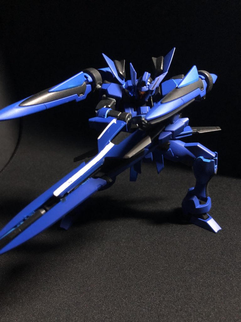 主兵装のドッズハウリングはAGE2のライフルにブレイヴのパーツを貼り付けた物、ブレイヴと違って先端は開きっぱなしトライパニッシャーも無理矢理再現