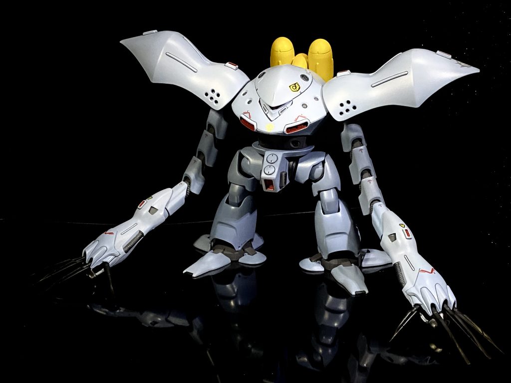 正面ショット。少し青味が足らなかったかなぁ。最初に何ヶ所かライトグレーのデカールを貼りましたが、全然見えなかったので赤と濃い目のグレーのデカールを貼りました。