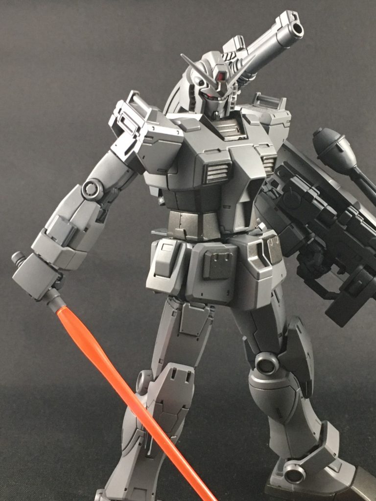 RGのガンダムをガンメタとグレーでG-3カラーにしようとしたのが人生初塗装だったので、いまでも自分の中のG-3ガンダムカラーはガンメタとグレーという認識がありますツインアイが赤くしたのは「THE ORIGINで強化人間が乗ってる」という設定を考えた時に、いわゆる強化人間の怖さみたいのを視覚的に表せると思ったからです