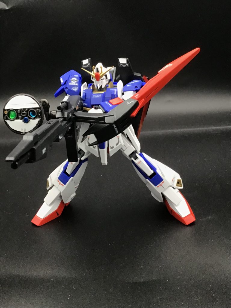 このキットの売りと言っても過言ではない、ハイメガランチャー!今のバンダイならコレをデフォで付けてくる事はまず無いからね・・・今回は、旧キットのゼータプラスからレドームを移植して取り付けてます。