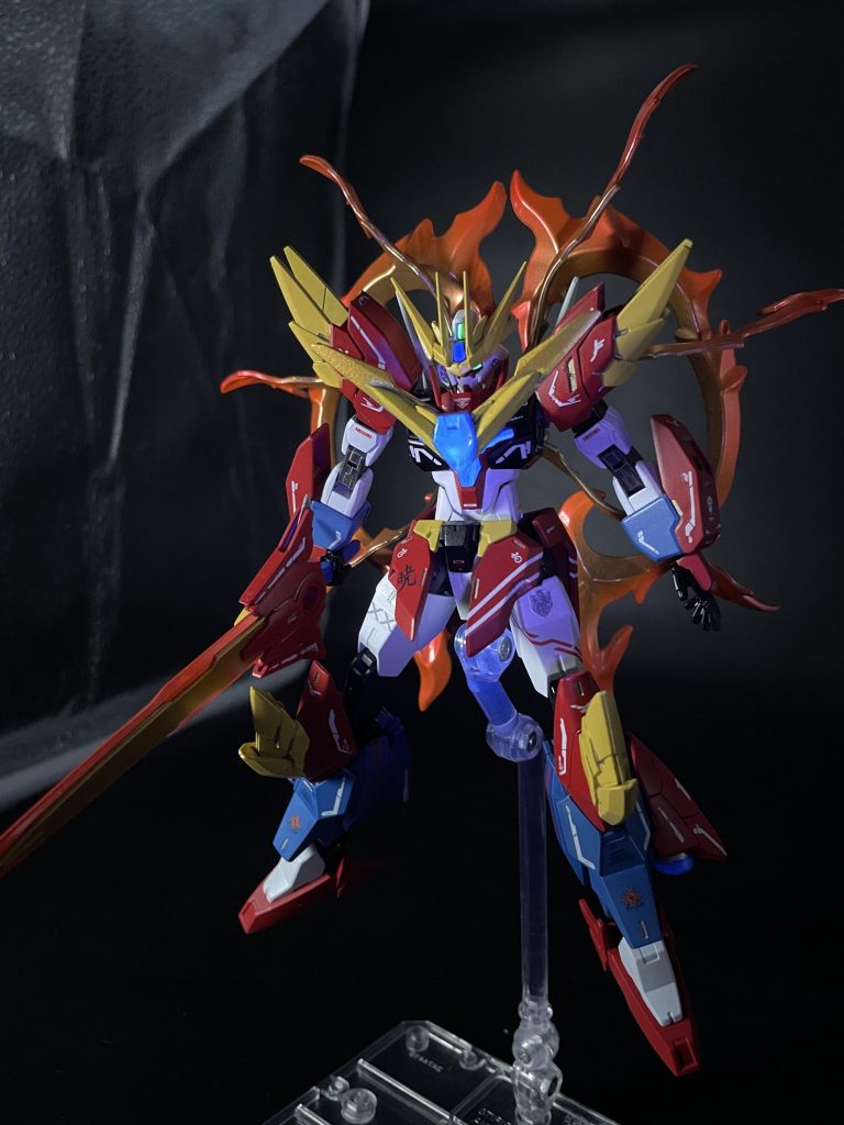 太陽の力を得たスプリュウムガンダムは、聖剣フラガラッハを武器に戦います。