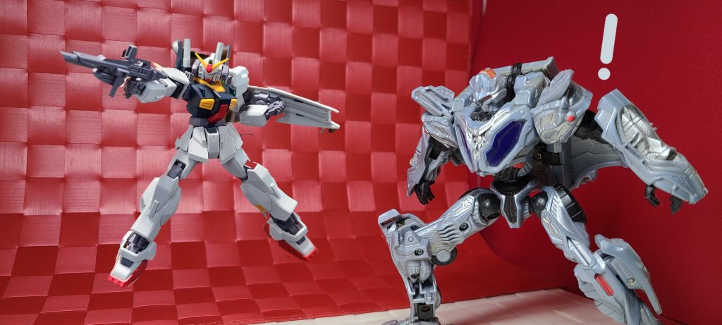 ガンプラの世界に来たトランスフォーマーのオートボットの戦士「オプティマス」彼が目の前のガンダムマークIIをスキャンし