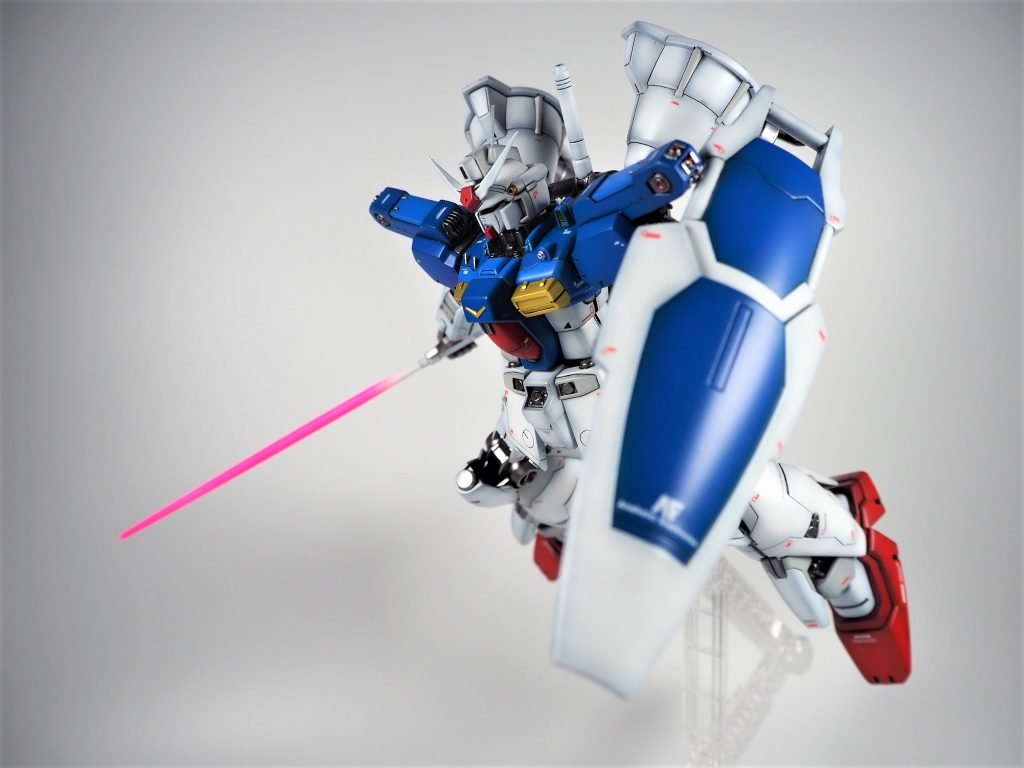 ビームサーベルキットの物はクリアパーツが入っておらず、白一色の物が付属するのみなのでスジボリ、ヤスリで形状を整えた後白サフ→蛍光ピンクで塗り分け後、ビーム刃をつや消しで仕上げてます