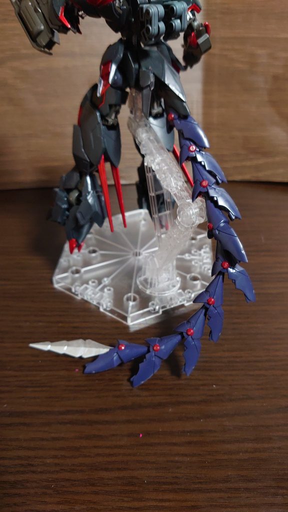 テイルブレードリアスカート部から生えた尻尾のような形状の武装。阿頼耶識を使用することで獣の尻尾の様に自在に動かすことが可能で、鞭のように敵に叩きつける、巻き付けて動きを封じる等の攻撃が可能。先端にバエルソード等に使われている物と同じ硬度の金属を使用しており、切断、刺突等の攻撃を行える。