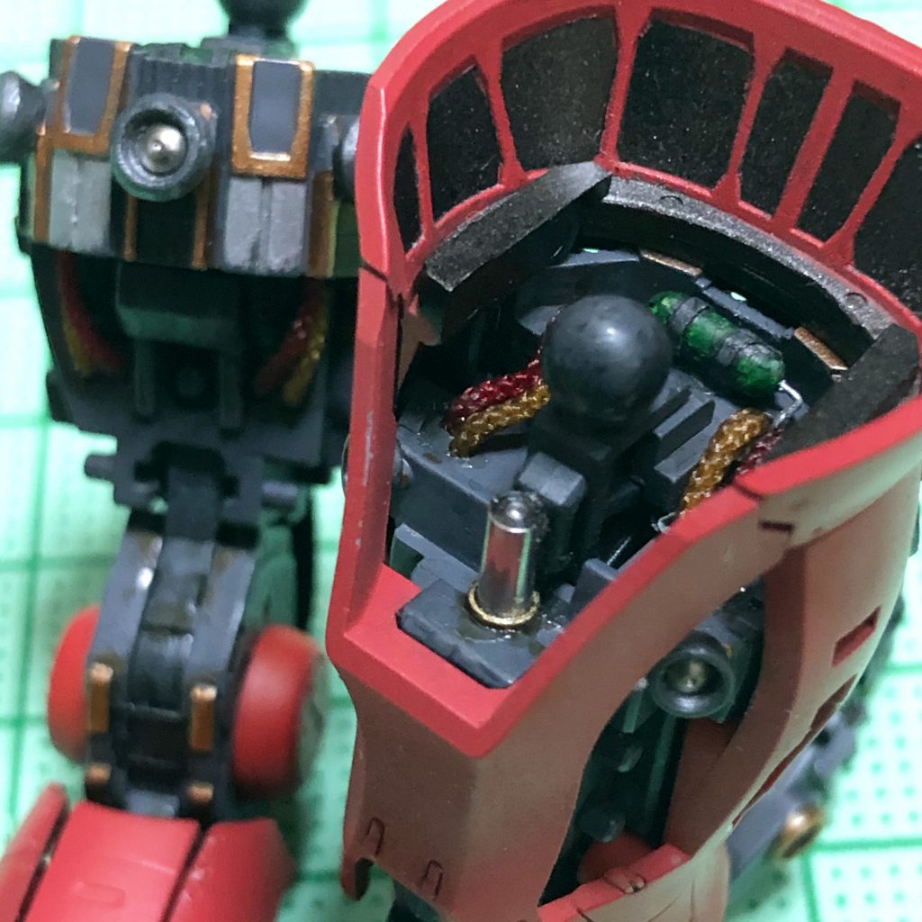 どうせ見えなくなるのだが、元々スケールアビエイターなのでパイピングなどには結構こだわる派。なんとなく二酸化炭素ボトルのようなものを配置している。