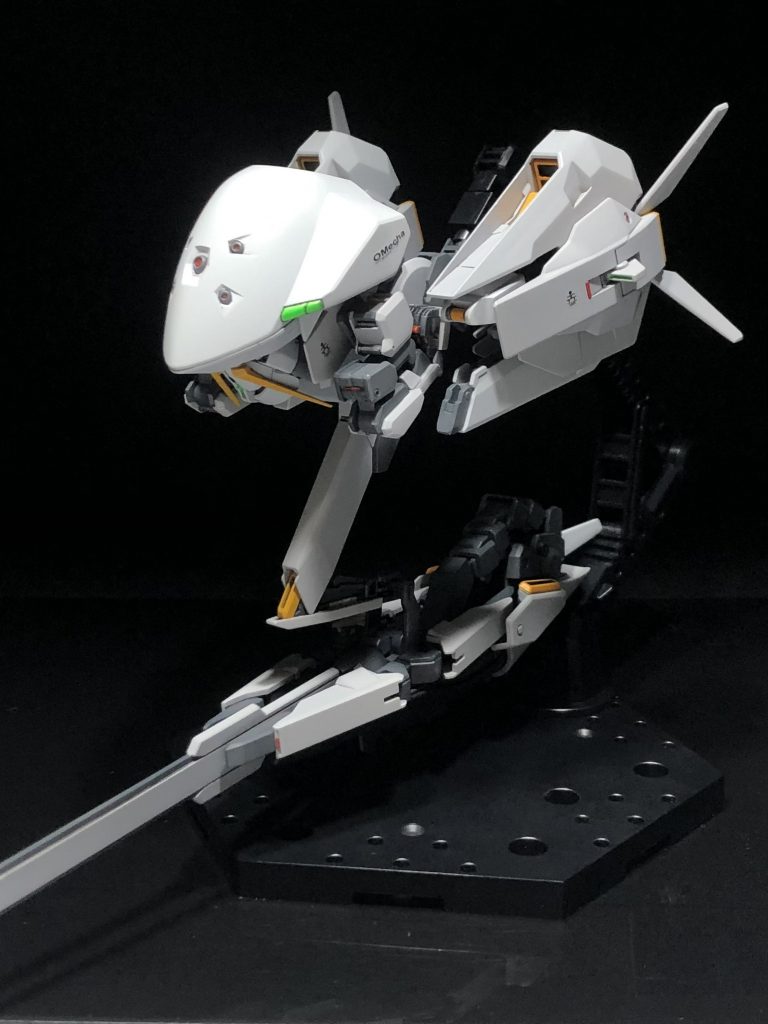 ブースターポットを胴体部にかぶせて、スネを収納します。サブアームにコンポジットシールドブースターを持たせれば変形完了です。頭部収納が鬼門でしたが、何とか収まってくれています。