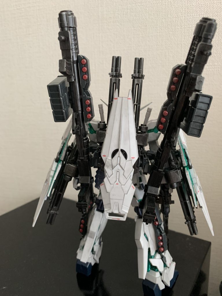 武器類はドライブラシで銀色強めに。プロペラントタンクが無いのはあれつけると飾るスペースが足りないから。