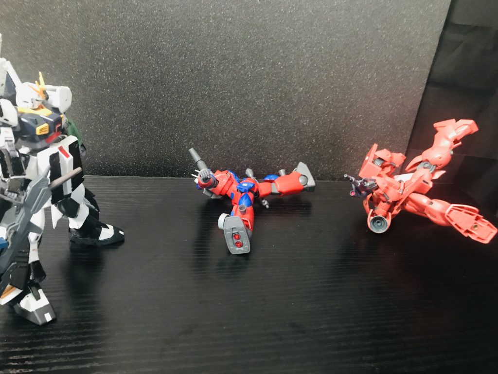ガーベラテトラ「あ、あぶねぇ！」νsガンダム「どうだ？まだ戦うか？」