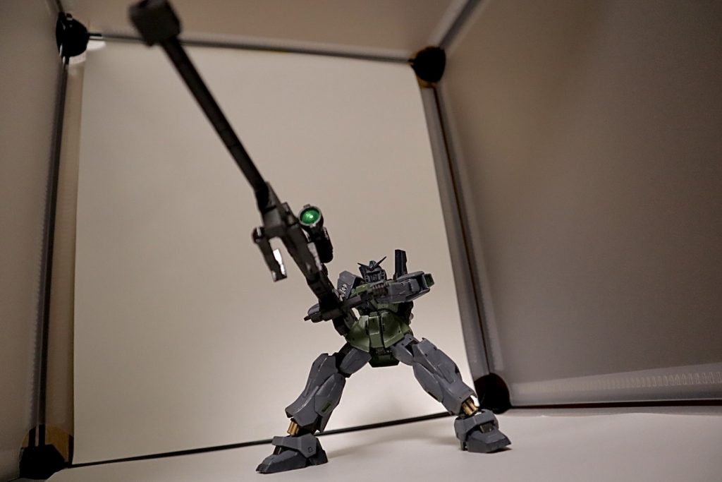 実際に装備させてみるとライフルがかなり重いので重心を後ろに掛けないと倒れてしまう状態でした。