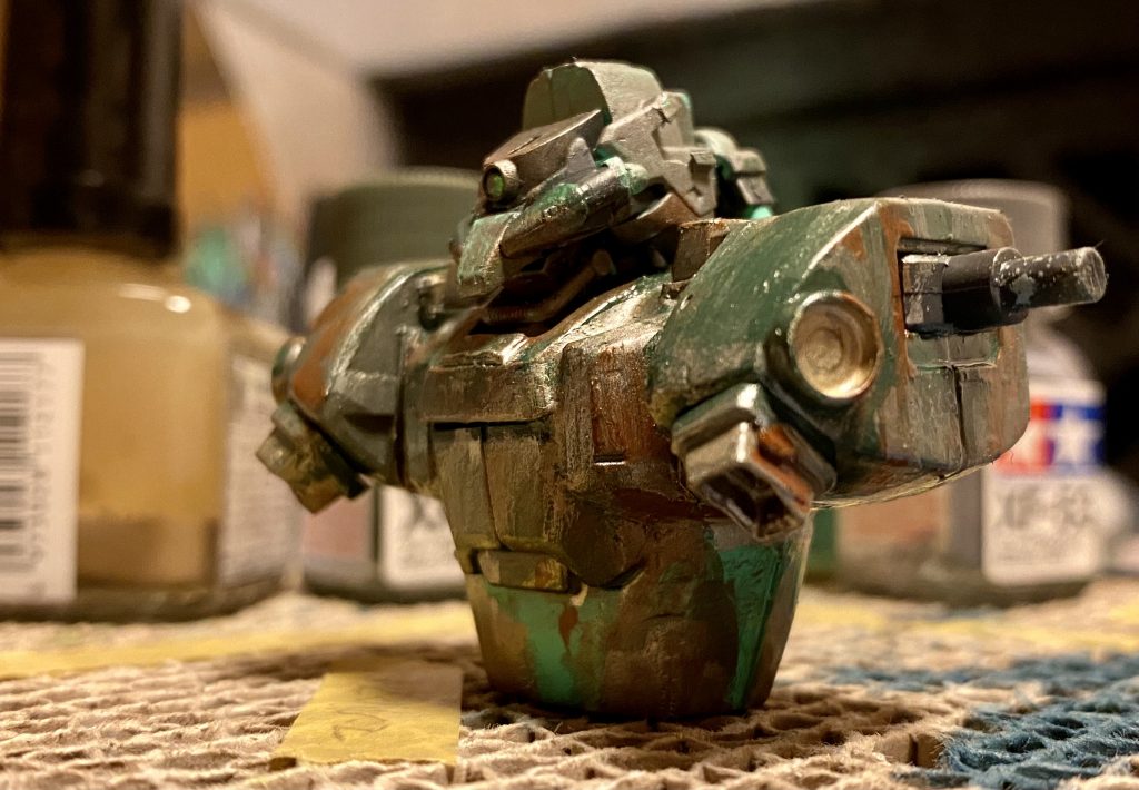 胴体のみです。(既に塗装してますが胴体アップがこれしか無かった...)肩幅を一気に広げる事で、メカっぽさをだしてます。MSは基本的に人間チックな体型が多いんですけど、人の体型バランスから外すとメカっぽさが一気にでるから不思議...😎