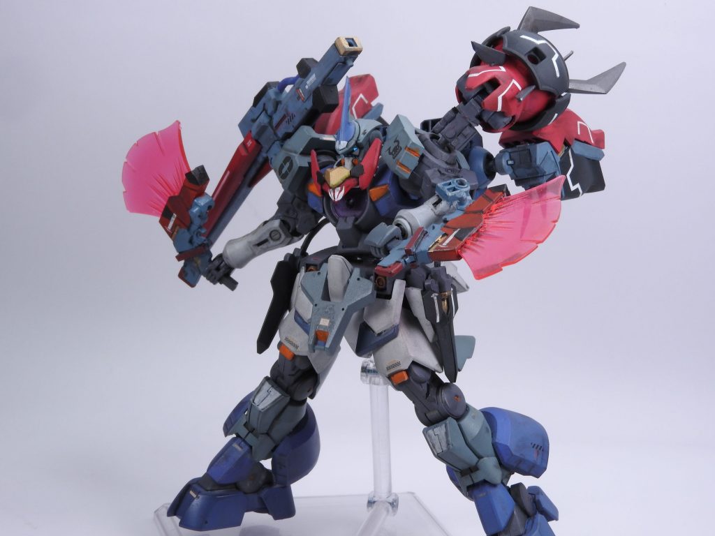 GNX-600D  ゼロジンクス・ディスラプター最後の換装ユニット、赤色のそれは『対ガンダムタイプ』を念頭に置いた決戦仕様の換装パーツとなります。この形態では背部に装備したサイコジャマーを散布、敵機の覚醒系アビリティやファンネル系武装を無効にし肩部のショットクローや腰部のエクステンションアレスターで嬲り殺しにするのが基本戦術です。腰部のエクステンションアレスターや肩部のショットクローは差し替えで射出の再現が可能。さらに右肩のヴァリアブル・ビームランチャーもバレルの展開による最大出力モードの再現が可能です。両腕の装備は『ビームトンファー』。