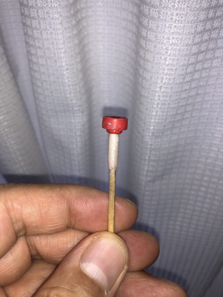 エアブラシの塗装が終了したあと、墨入れをしたのですが、腕の手首部分のパーツが割れました😭接着剤で付けて、乾燥させて形を整形し直して、再度サーフェイサーを塗った後塗装しました。部品の請求が出来たので交換しようと思います。