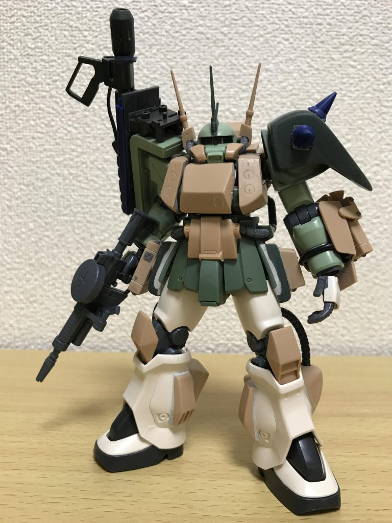 足はサイコミュ高機動試験用ザクに使ったF2ザクの脚を使いました(なぜ？)