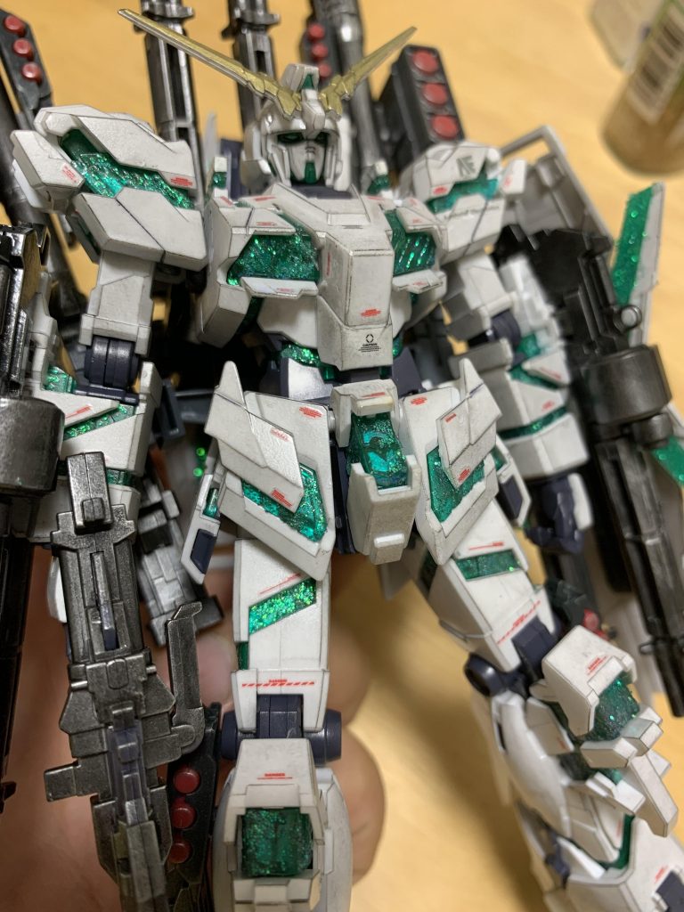 サイコフレームは100均のラメを入れたので反射で光ります。