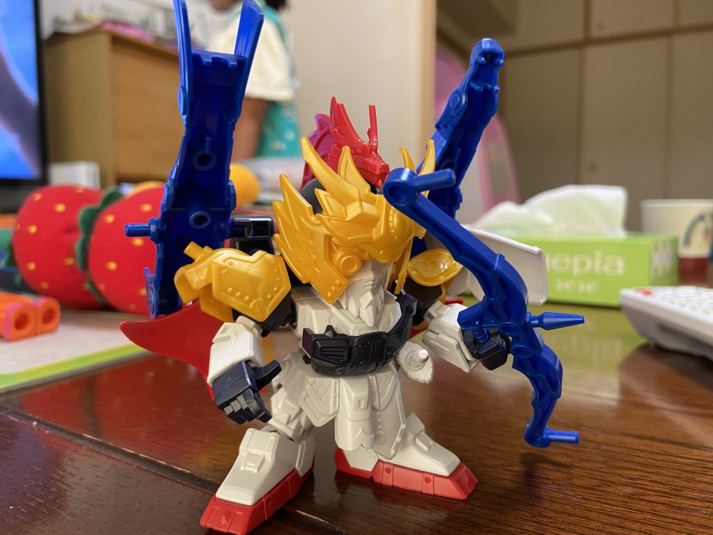 ベースは黄忠ガンダムです。ヒゲ、眼帯、鱗的な意匠からこの子に決めました。かっこいいなぁ。いつか素直に作ってみたいな、コレ。