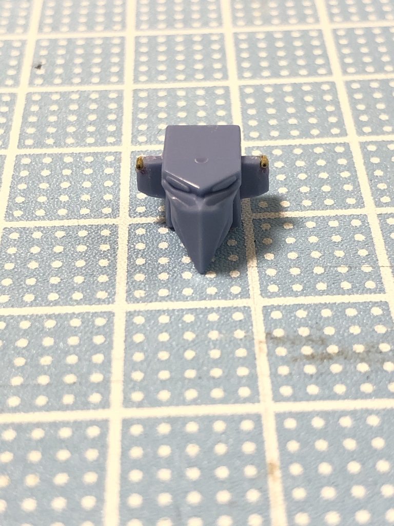 こちらがバルカン砲の設置の説明写真になります。0.5mmよりも大きい1mmサイズを入れたかったのですが、頭部パーツと干渉しそうだっので、このサイズにしました。