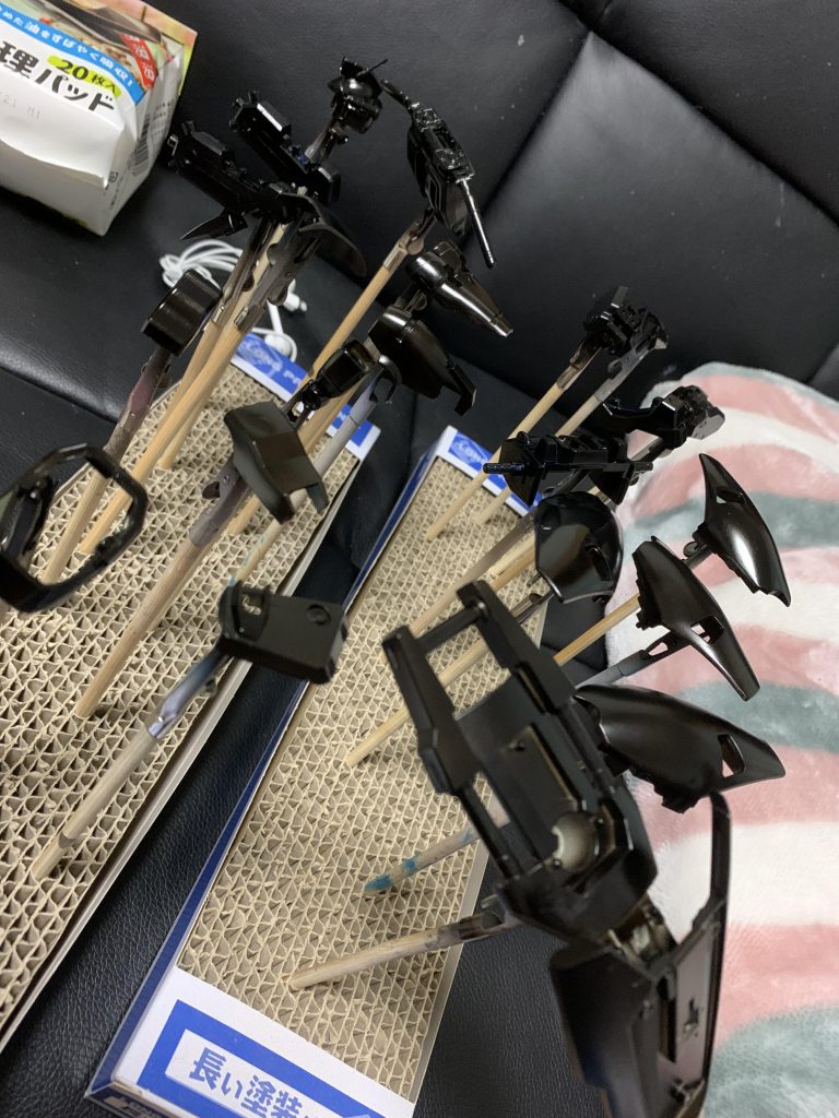 某初代様リスペクトで黒サフをやめて黒塗料で下地、思えばここをもっと上手くやれば剥がれなかったのかもしれない