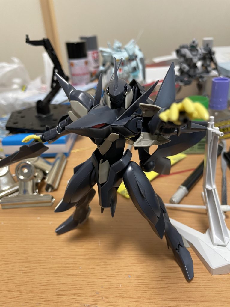 あごやもみ上げ?も丸くてやたら引っかかるので削って小型化したので頭部のポーズはかなり自由度が上がりました!