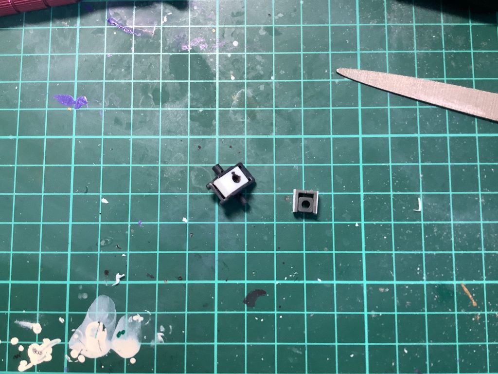 裏はプラ板を積層したものを削って3mm穴を作っています