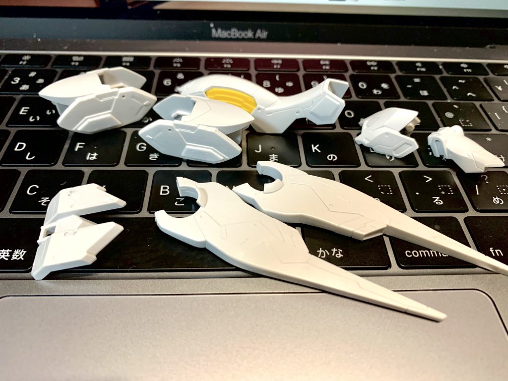 後ハメは前腕部と腰ブースターのみ。この写真じゃスジボリ分かりにくい、、、、スジボリデザインはMGバルバトスだったり、他の方のバルバトス作品からヒントを得た部分も多いです。 