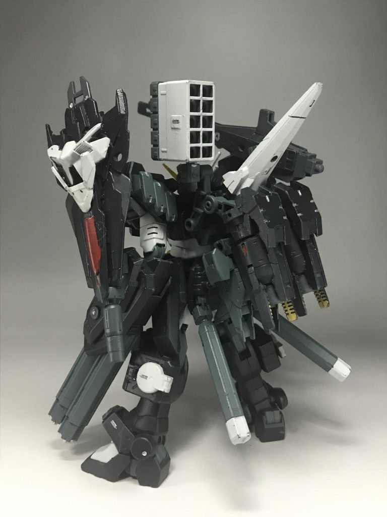 背面です姿勢制御用のスタビライザーや腰のプロペラントタンクで宇宙用の機体である事をアピール