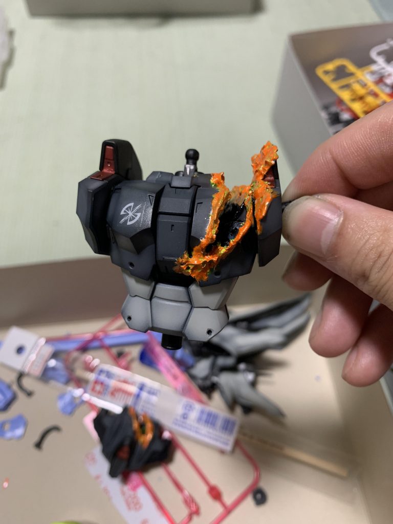 ジンはナイフで切り込みを入れ、その周りにポリエステルパテを盛り込みミスターカラーガンクローム→ガイア蛍光オレンジ→アクセントでガイア蛍光イエロー→艶消しホワイトでドライブラシしてます。蛍光イエローまででもよかったのですが、もう一発アクセントが欲しくて溶断について調べてたら白もある事が発覚したので主張しすぎずドライブラシで白を選択しました。