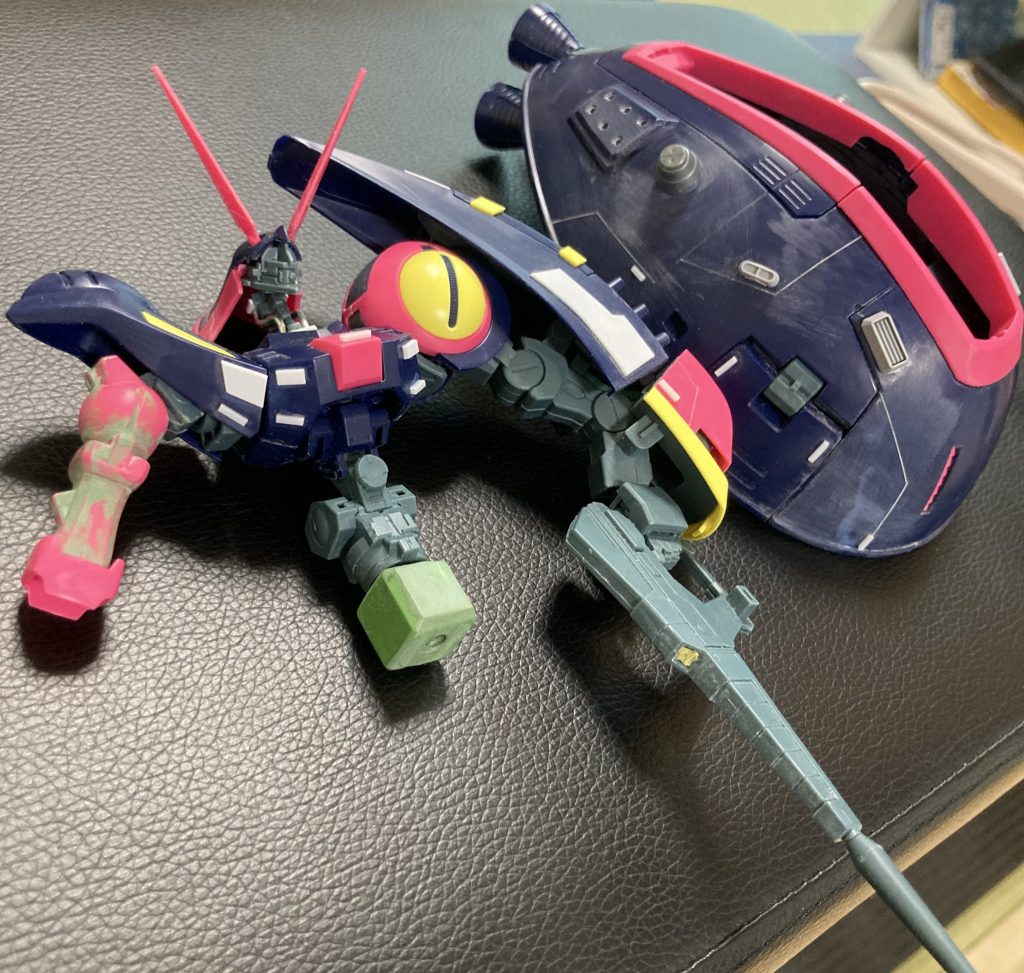 各所を軽くディテールアップさせました。胴が短いなと感じたので変形時着脱できるように腰接続部にザク3改の型パーツを接続しました。