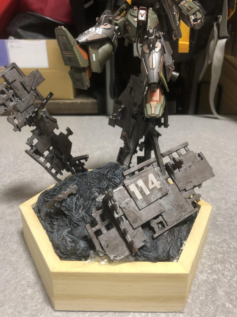 地面は黒塗り後に灰色でドライブラシすると一気にそれっぽく