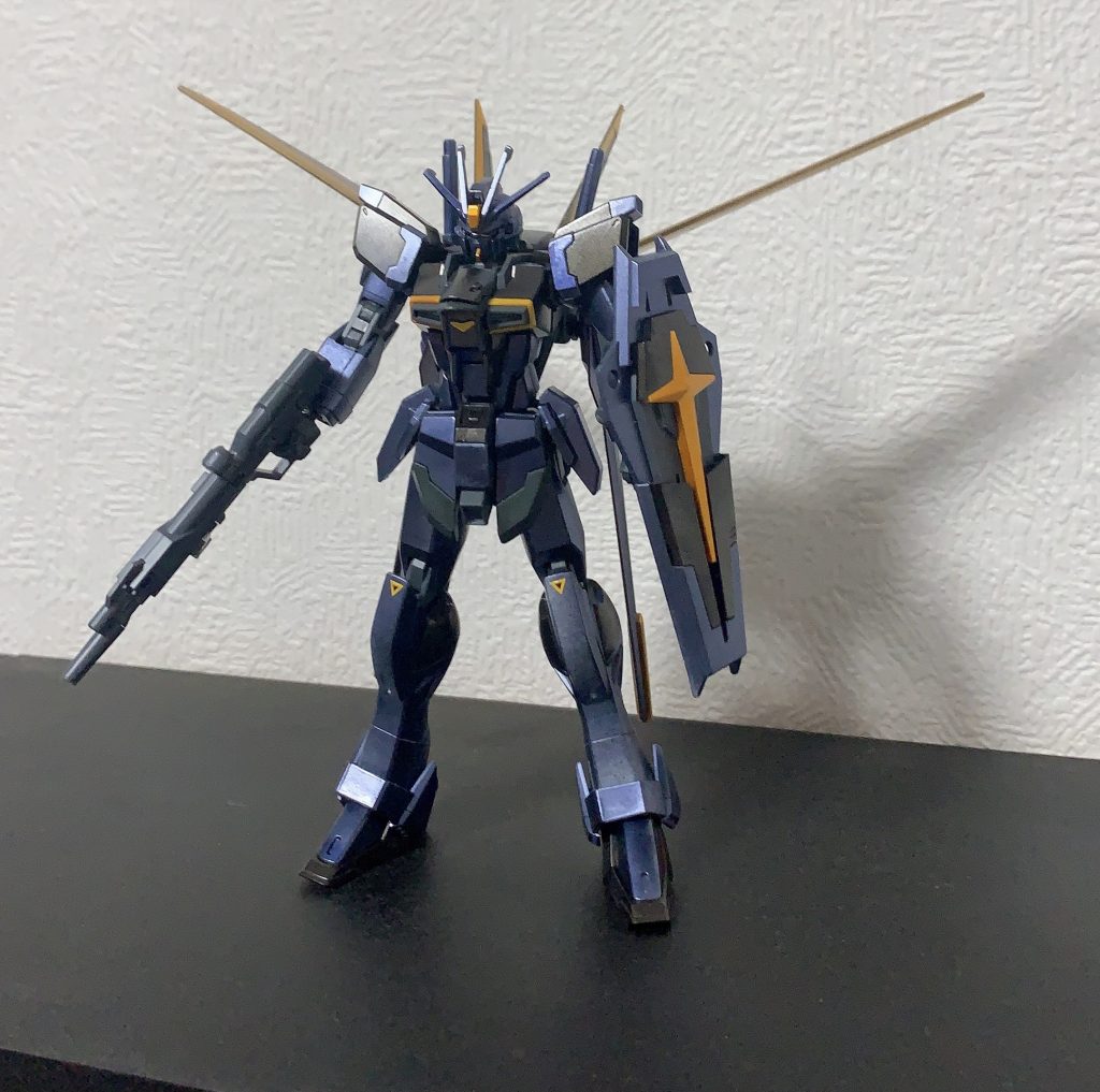 ガンダムマーカーエアブラシシステムを使って、メタリックブラック、メタリックダークブルーをメインカラーにして、メタリックオレンジを挿してみました。