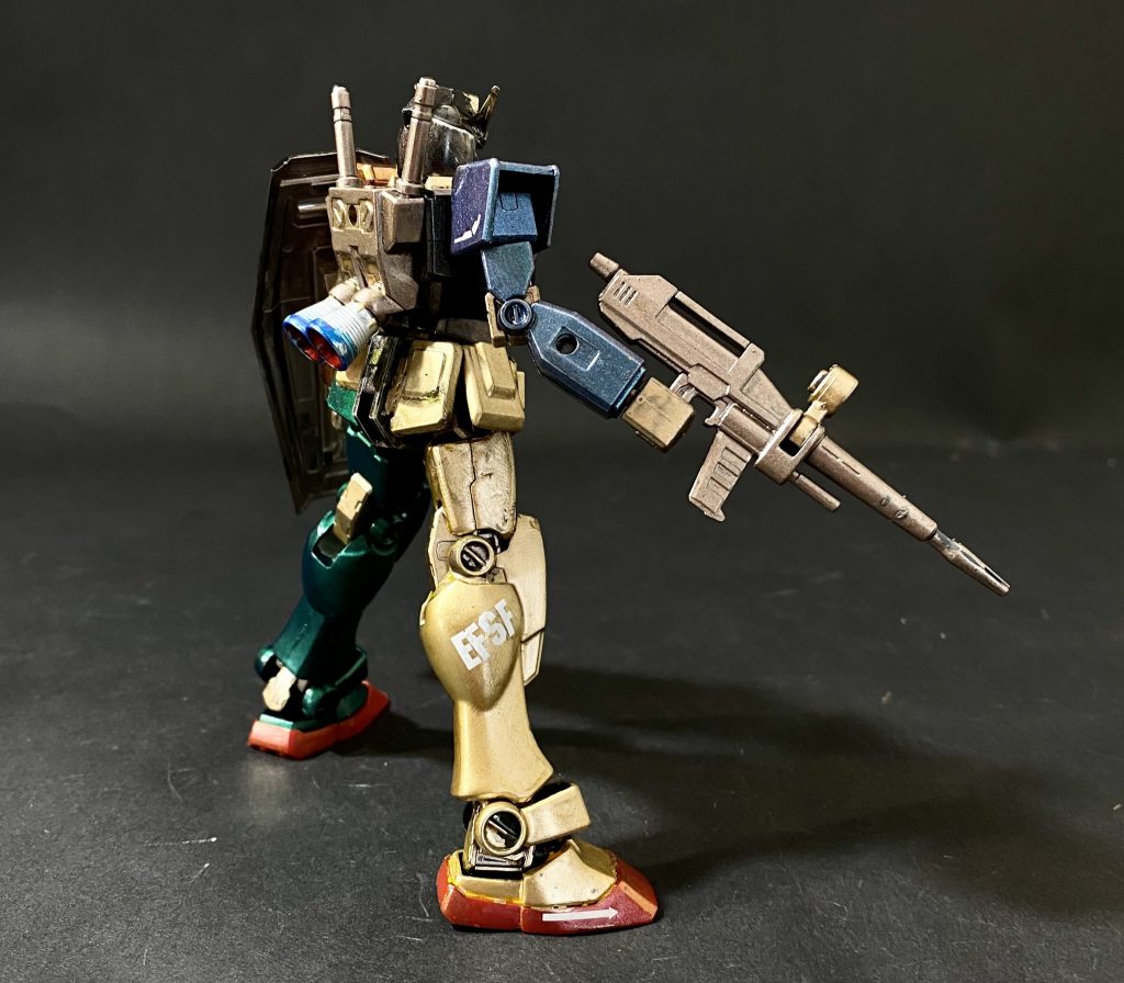 左右でガラリと表情が変わりますね♪