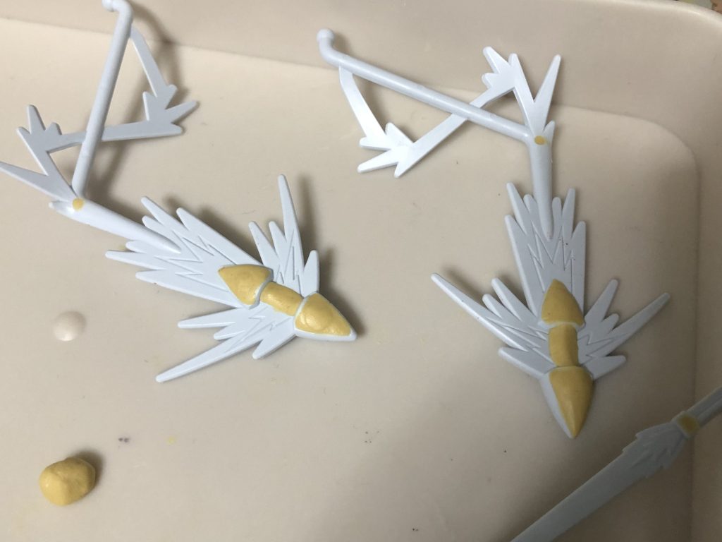 ファンネル・ミサイルとビームサーベルの肉抜きを埋めている時です。