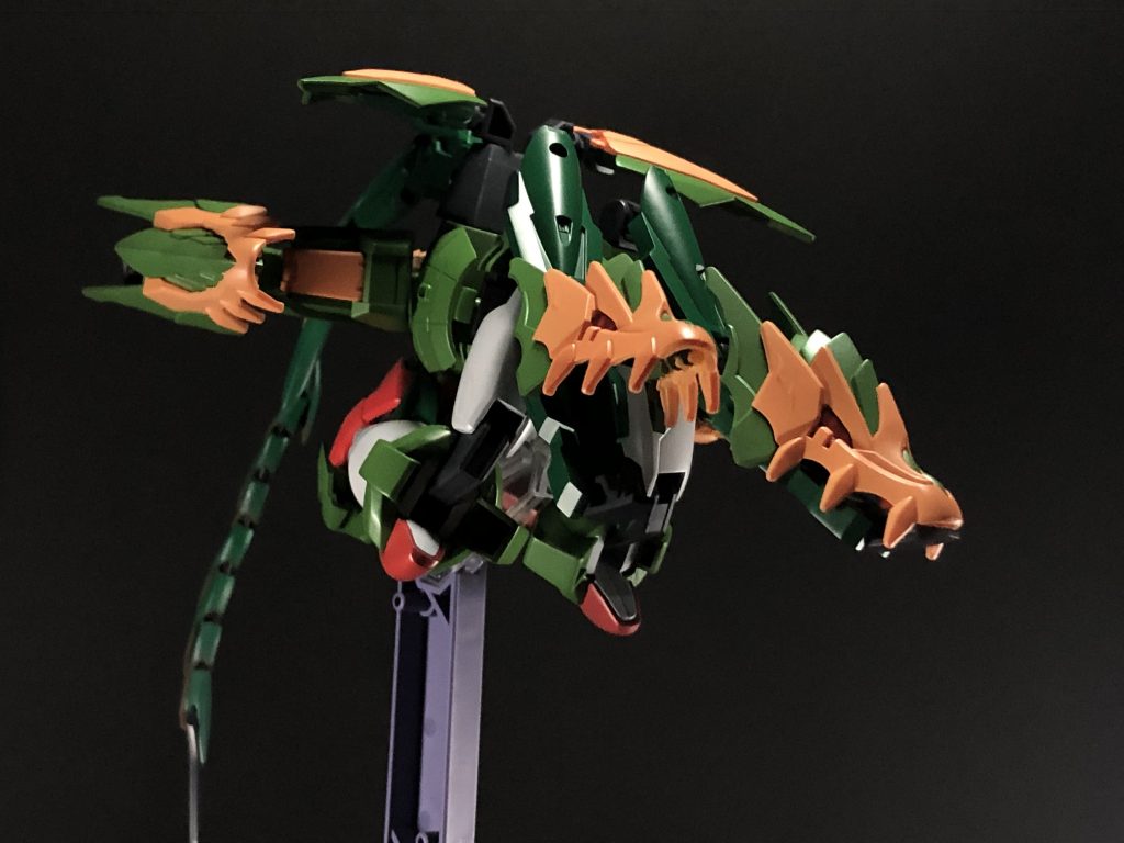 そしてそしてこの機体の大目玉であるドラゴン形態です!!左から瑞竜(ずいりゅう)と恵竜(けいりゅう)、名前の元ネタはあの二人です。AIで動いているためパイロットと連携し敵を倒します。一応パイロットは紅一点の女性って設定で作りました。この形態では空中戦を得意とし、空から雷撃をくらわすって感じです!どうでしょうか?それっぽくなってますかね?泣30MMのオプションパーツが口みたいになって、お!!これだってなりました!