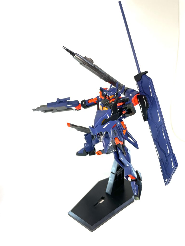 脚部のレール砲を展開してフルバーストモード。バックパックのビーム砲は百均のロケット鉛筆にビルダーズパーツのプロペラントタンクを切って貼って改造しています。