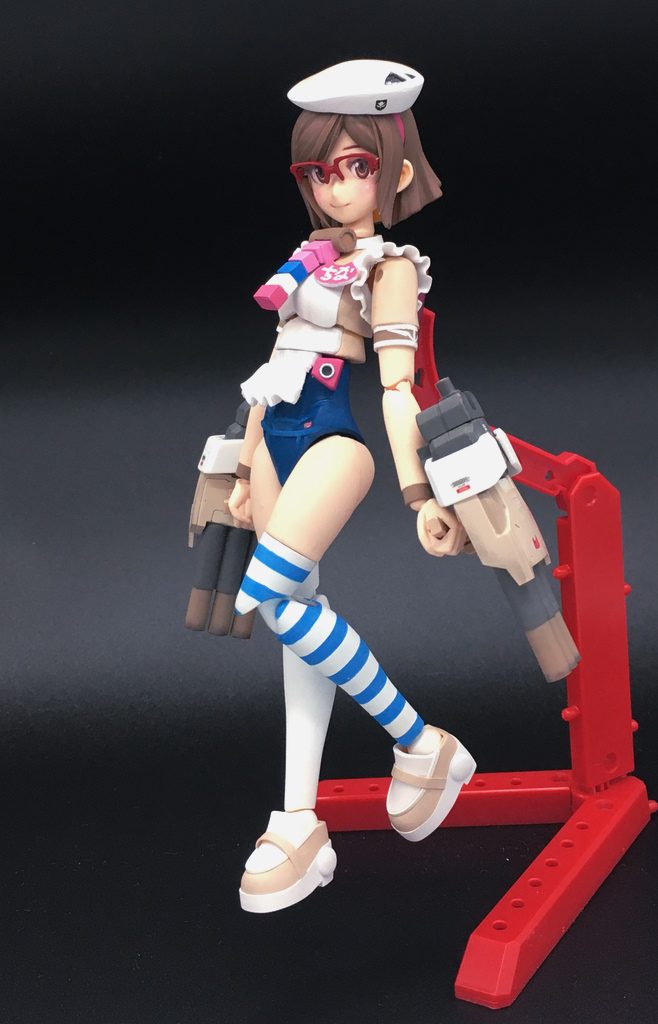 カボチャパンツは可動域の狭さ、見た目の問題から排除。胴体に肉を盛り付けて腰から太腿にかけての体のラインを修正。股関節のストッパーを切除し太腿の穴を拡大して可動域を確保。内股にできます。