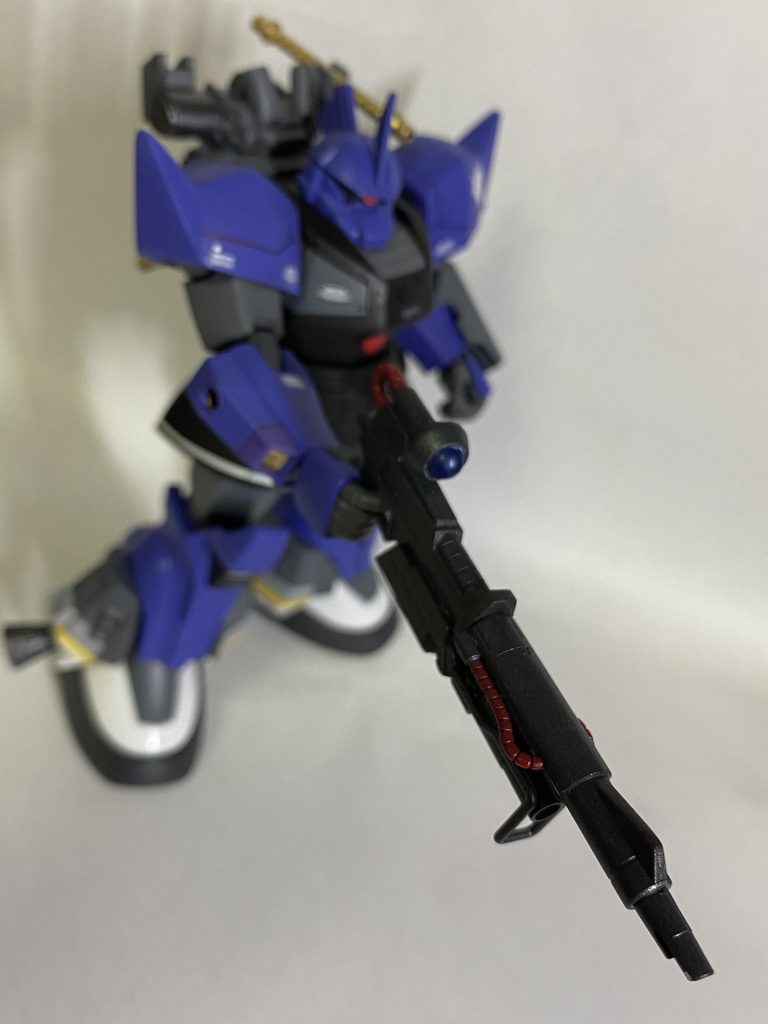 ビームライフルはいつも通りディテールアップ。ゲルググビームライフルの先端を切り、ジム改から拝借したバズーカ、あとはジャンクの良くわからんパーツとミキシングして、それっぽく。