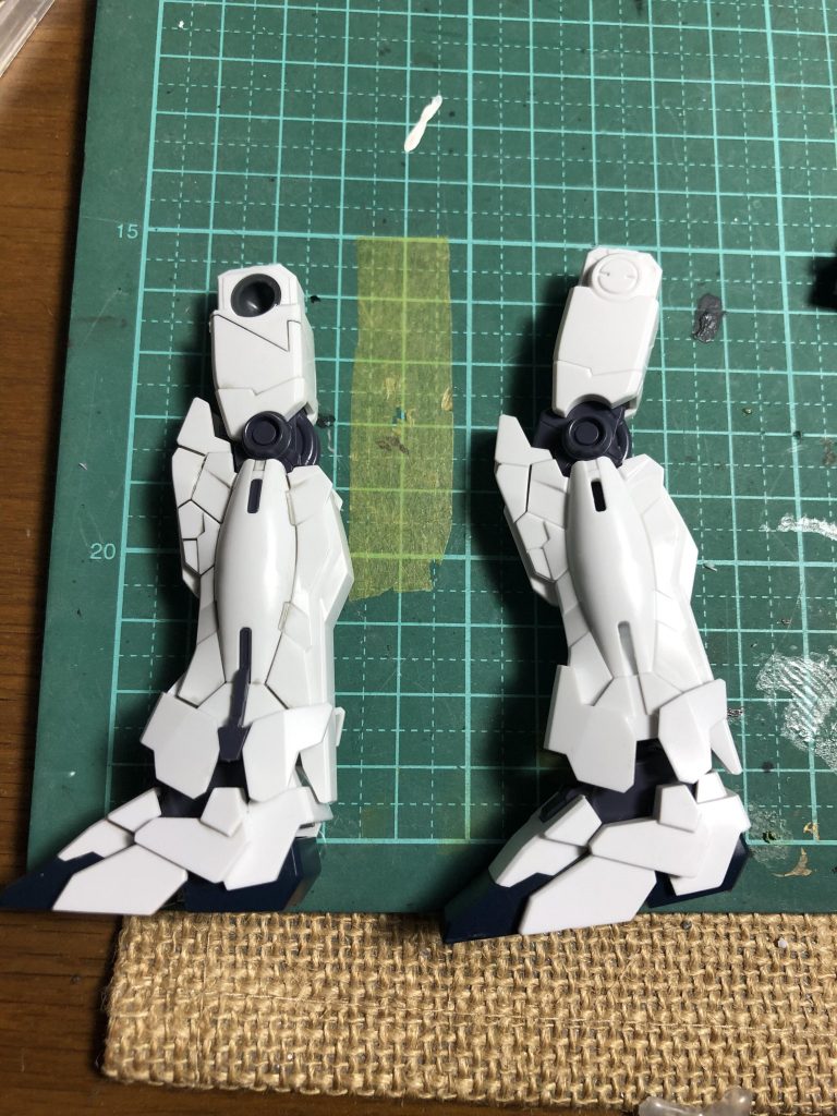 墨入れでどれだけ変わるかの比較。ほんの一手間でこれだけ違うのよ。Mr.カラーのスモークグレーを結構希釈して、影になりそうなところにべちゃーと塗って、Mr.カラー薄め液を染み込ませたティッシュで拭き取るだけ、ね?簡単でしょ?ん?墨入れペンでやった方が楽?いえいえ、こっちの方がなんかかっこよくなります。(語彙力皆無)