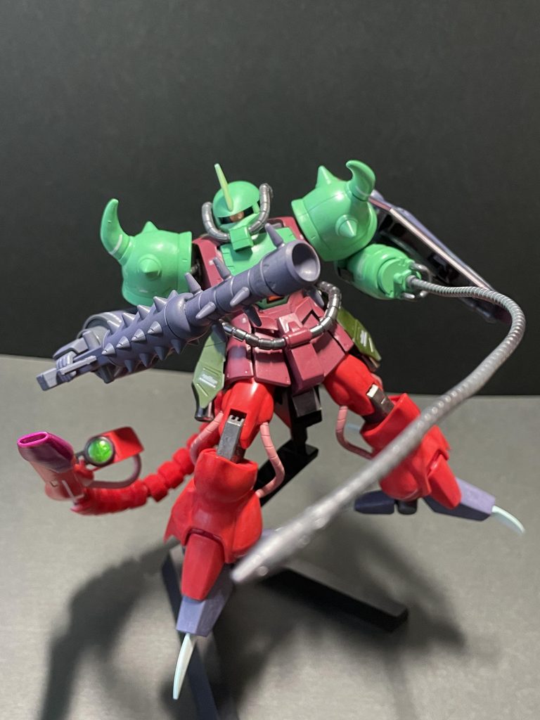 ベース機と同じく本機も格闘戦を得意とする。強化された推力から振われるビーム砲一体型棍棒＋ヒートロッドによる攻撃は単純ながらも強力。さらに、脚部を組み替えれば…