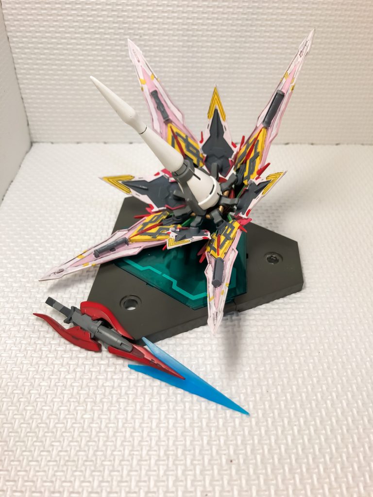 武器とバックパックです。忍パルスの手裏剣ユニットと、シュバルベグレイズのランスを使って、作っています。パーツ間に、カバカーリーのチャクラムを挟んだりして、パーツ間の差が少なくなるようにしました。