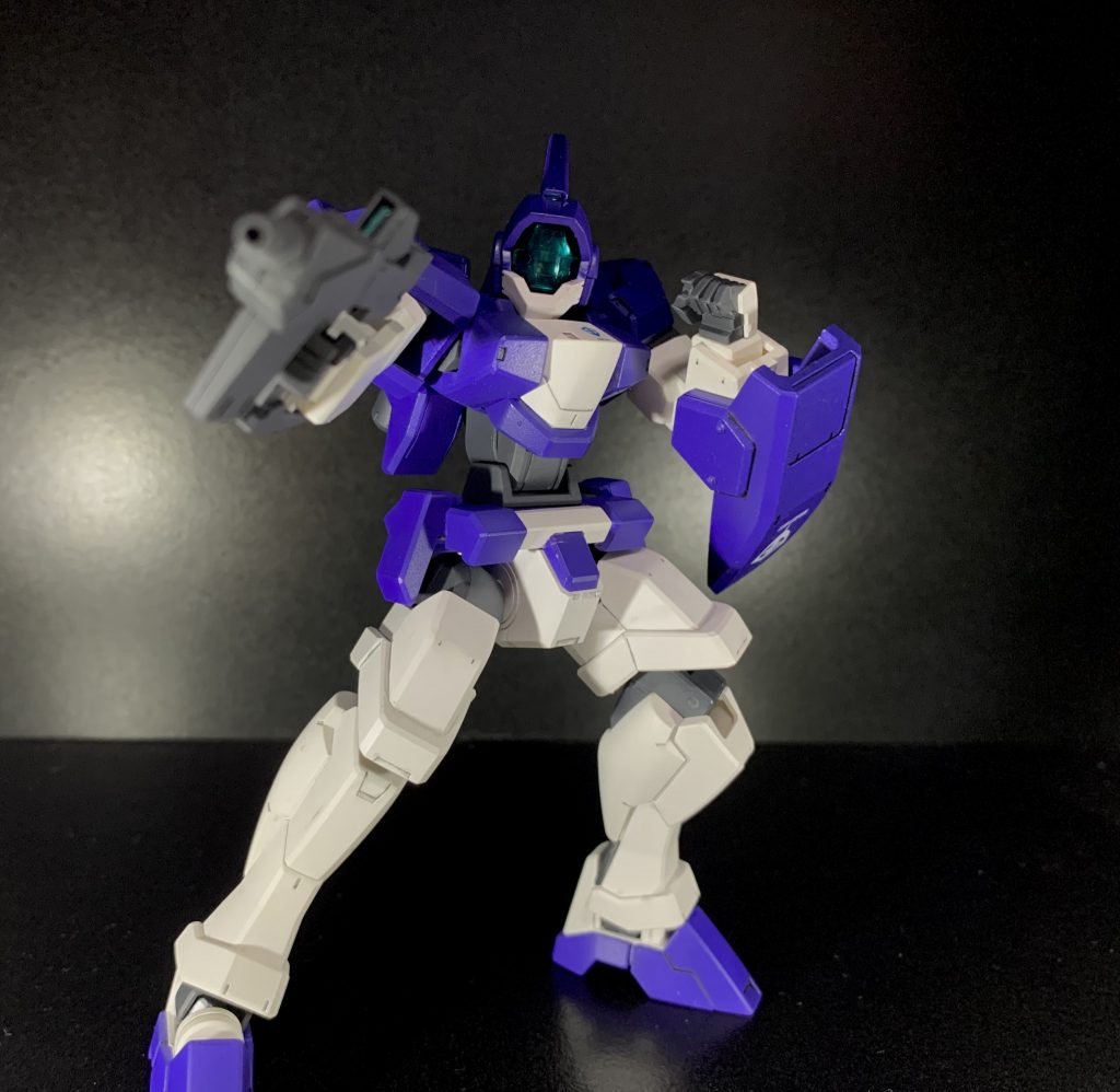 激しいポーズ取ると塗装が剥がれそうなのでアクションはこれだけです