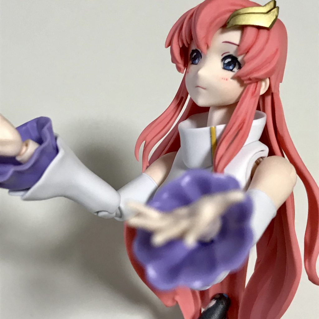 肩と肘の関節ははめ込むだけの方式です。簡単なばかりか、腕は合わせ目ゼロです。これはすごい。でもおかけで、ポージングしていると肘はかなりポロリします。また,手首部品もすぐポロリします。手首(袖口側)は接着したほうが良いかもしれません。